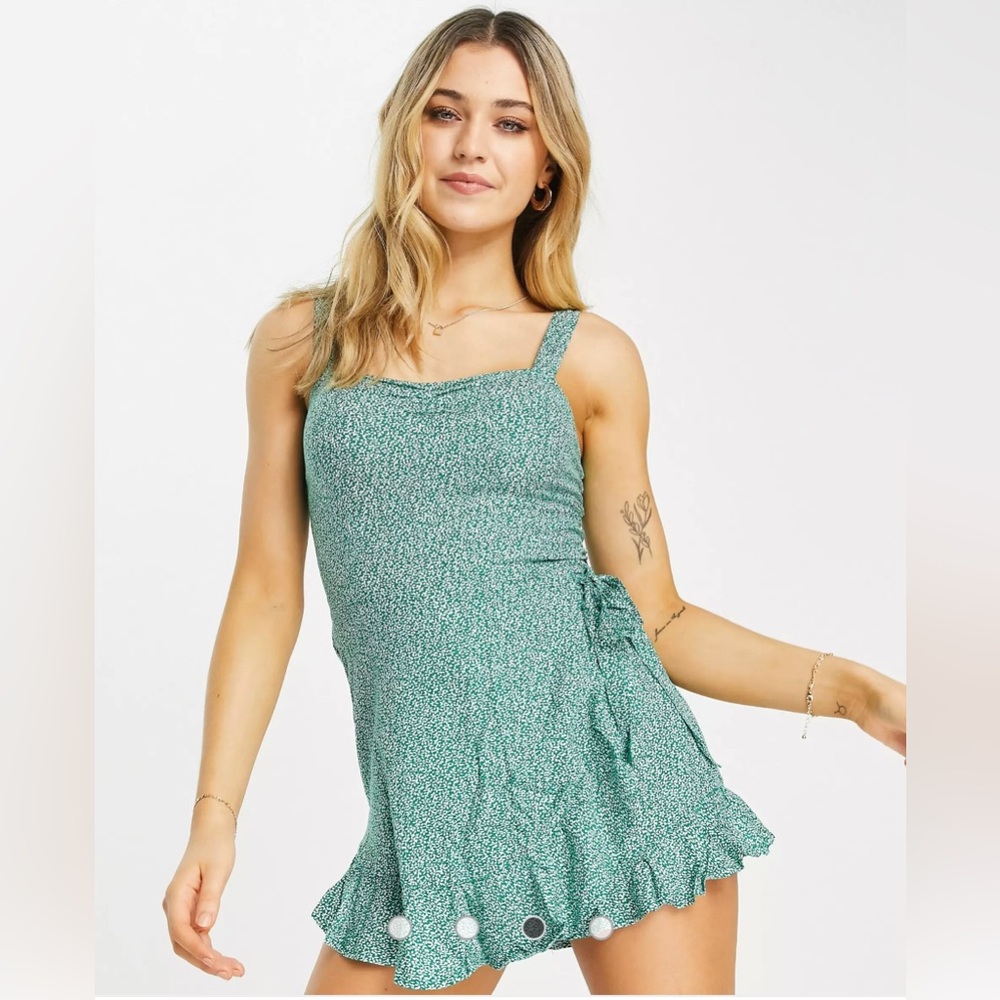 Hollister Green Ditsy Floral Wrap Front Romper Size XS Extra Small